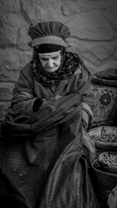 マラケシュ（モロッコ中央部の都市）で手縫いする女性。