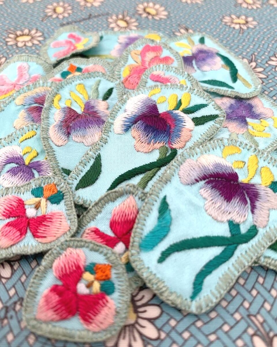 花菖蒲の刺繍。三年間放置して、やっと完成(^^)